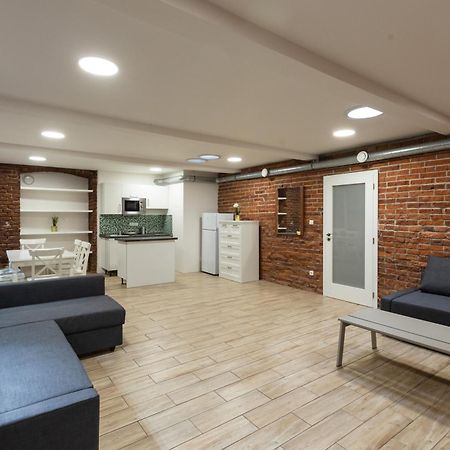 Spacious Apartment In Quiet Courtyard Near Charles Bridge Praag Buitenkant foto