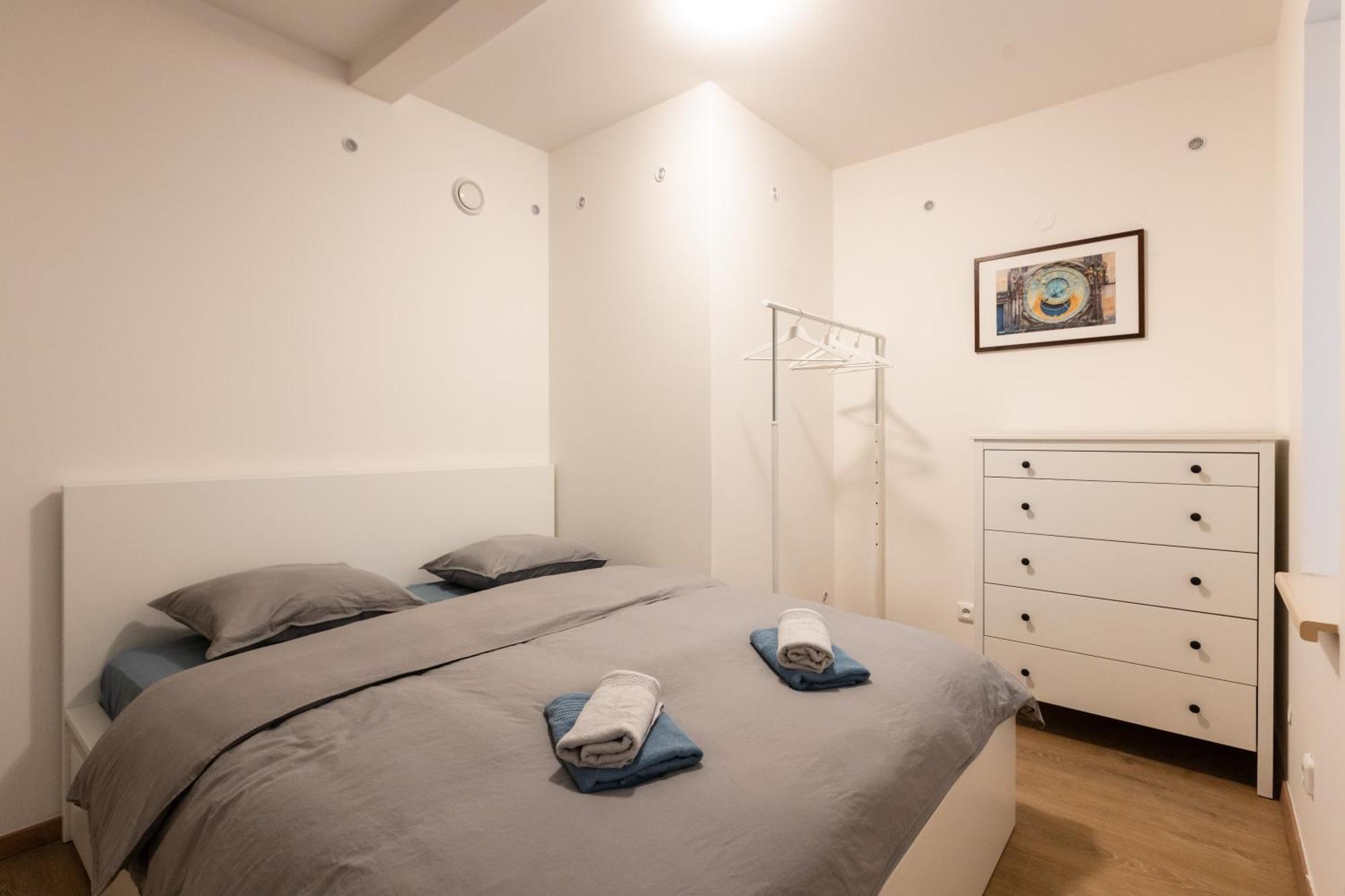 Spacious Apartment In Quiet Courtyard Near Charles Bridge Praag Buitenkant foto